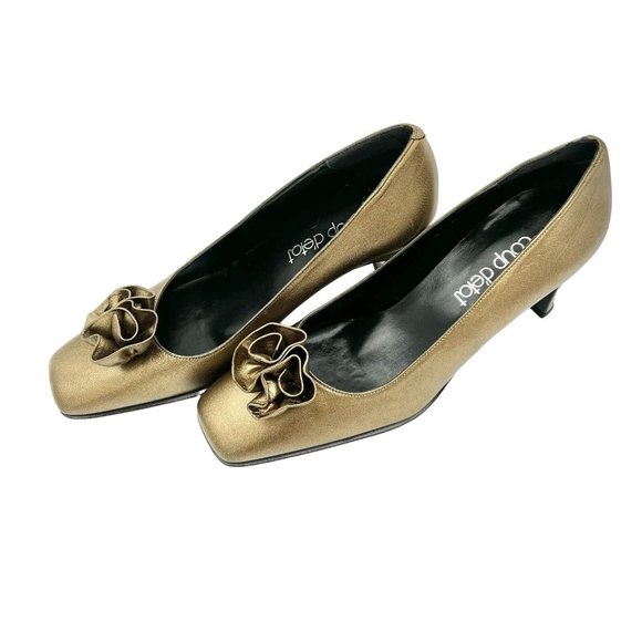 Coup d'etat Pumps 8 Gold 2.5 inch Heel Bow Flower Embellishment - Picture 2 of 8